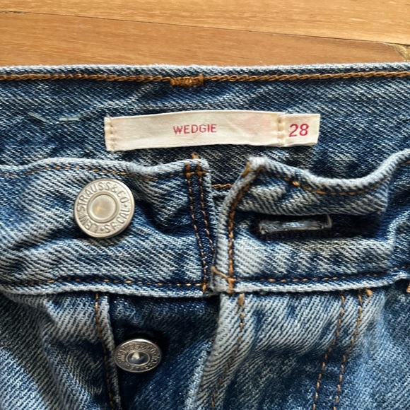 Levi’s Wedgie Cropped Jeans - Picture 2 of 3